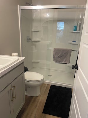 Dusche, Haartrockner, Handtücher, Seife