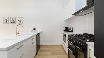 Køleskab, mikrobølgeovn, ovn, kogeplade