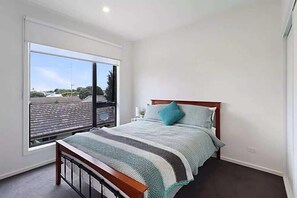 Een strijkplank/strijkijzer, wifi, beddengoed