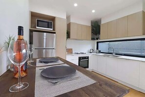 Een koelkast, een microgolfoven, een oven, een kookplaat