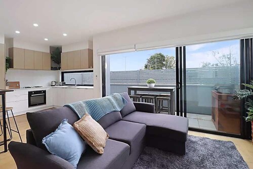 Sunny 2BR Getaway in Newtown