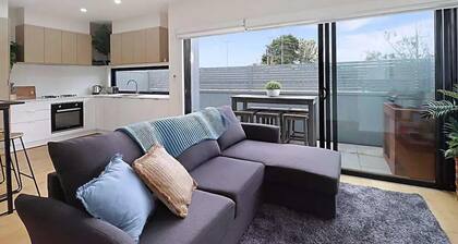 Sunny 2BR Getaway in Newtown