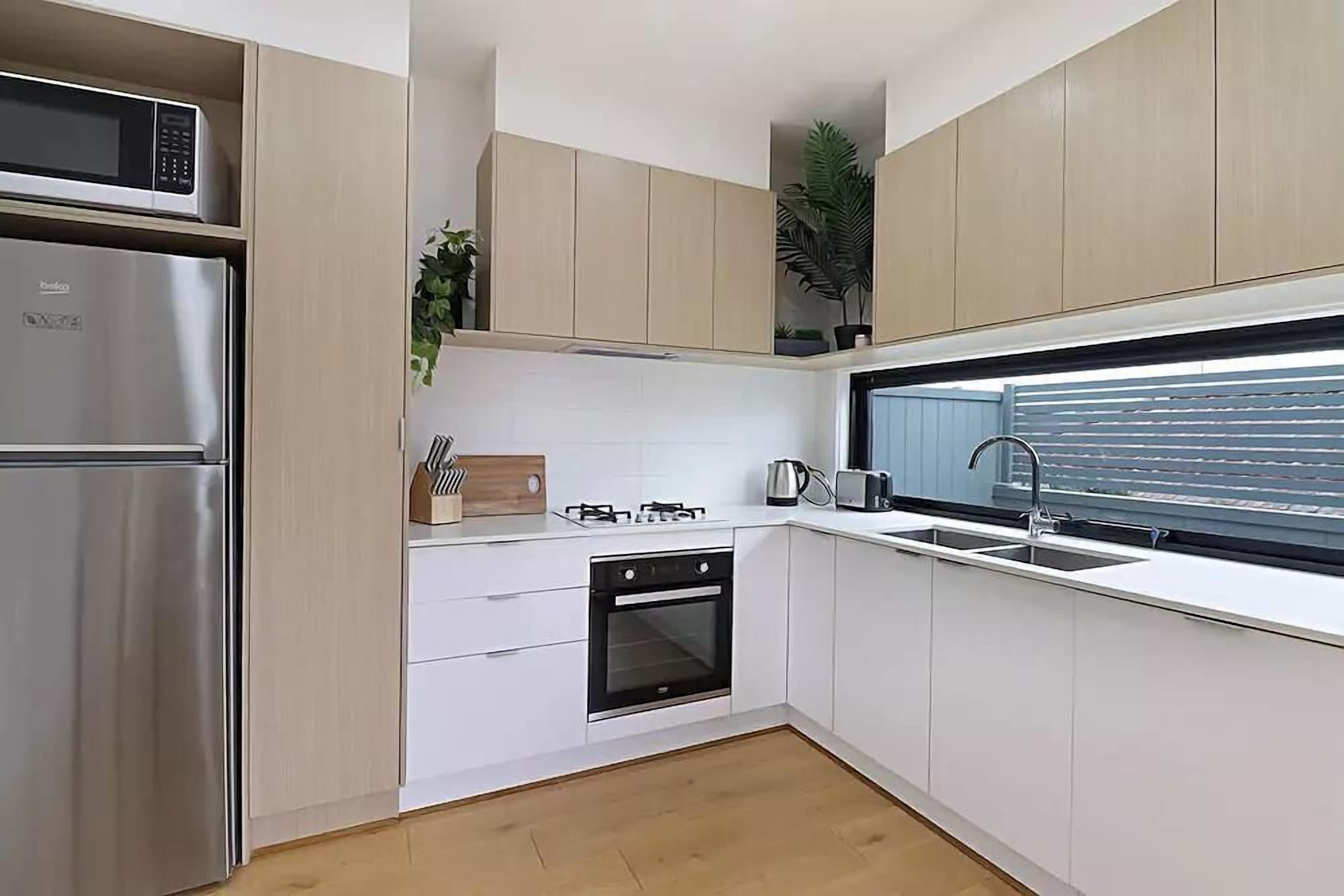 Een koelkast, een microgolfoven, een oven, een kookplaat