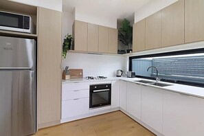 Fridge, microwave, oven, stovetop - Sunny 2BR Getaway in Newtown (Newtown)