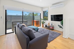 TV - Sunny 2BR Getaway in Newtown (Newtown)