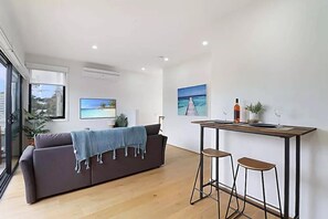 TV - Sunny 2BR Getaway in Newtown (Newtown)