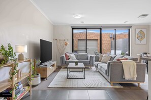 TV - Welcoming Willoby Apartment, Ballarat (Alfredton)
