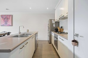 Réfrigérateur, four à micro-ondes, un four, surface de cuisson