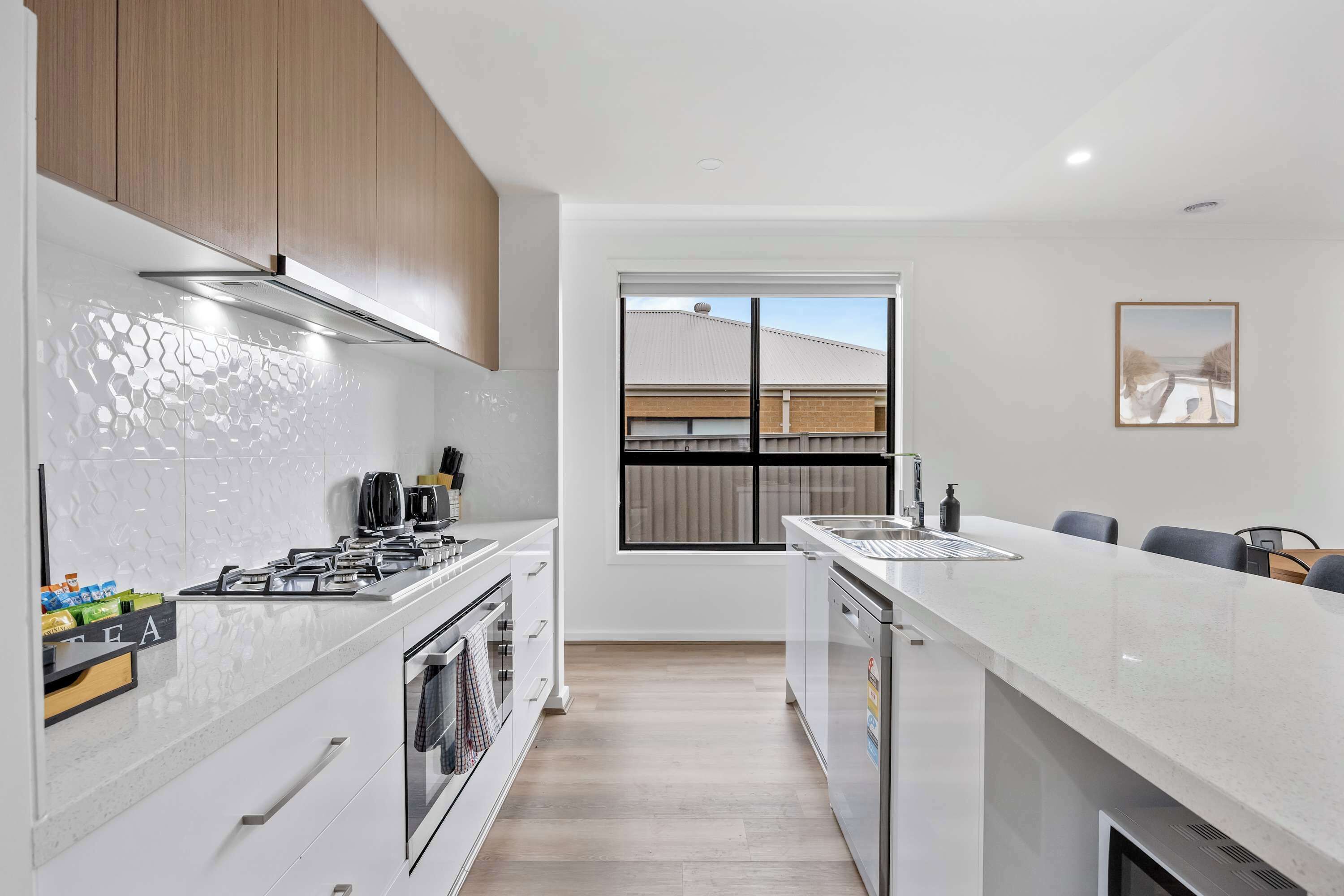 Frigorífico, microondas, horno y placa de cocina