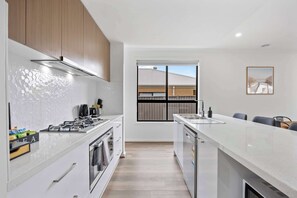 Fridge, microwave, oven, stovetop - Martland Manor, Lucas (Lucas)