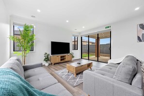 TV - Martland Manor, Lucas (Lucas)