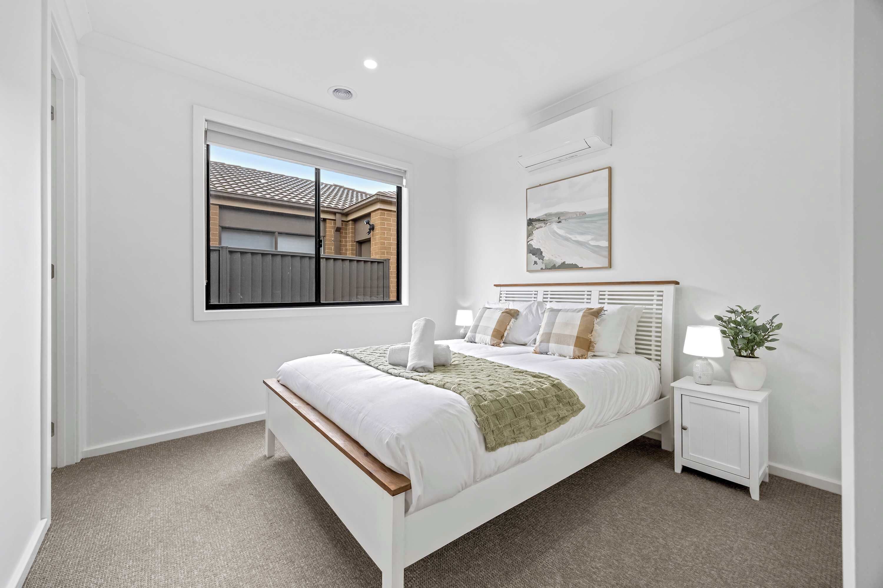 Tabla de planchar con plancha, wifi, ropa de cama