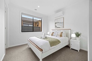 Planxa i posts de planxar, wifi i roba de llit 