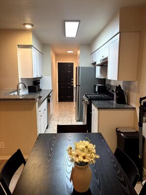 Fridge, microwave, oven, stovetop - Hook em horns! 12 mins to Downtown Austin (Austin)