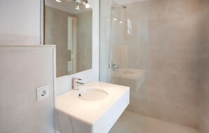 Shower, hair dryer - Awesome home in Porto Cristo (Porto Cristo)