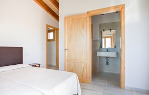3 bedrooms, travel cot, free WiFi - Awesome home in Porto Cristo (Porto Cristo)