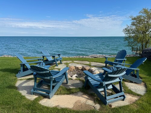 LVR's Luxury Lakefront Farmhouse