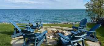 LVR's Luxury Lakefront Farmhouse
