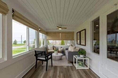 LVR's Luxurious Lake House