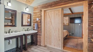 4 bedrooms, free WiFi, bed sheets - Hot Tub, Fire Pit, Kayak,Water Slide, Pet Friendly (Bracey)