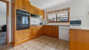 ثلاجة، ميكروويف، فرن، موقد طهي مسطح