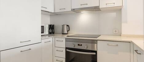 ثلاجة، ميكروويف، فرن، موقد طهي مسطح