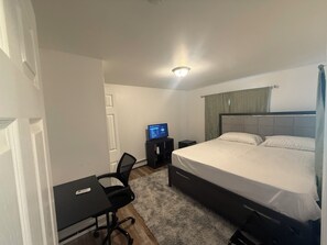 2 bedrooms, iron/ironing board, WiFi, bed sheets - Elegant 2-Bedroom Retreat & Modern Comfort & Prime Location. (Newark)