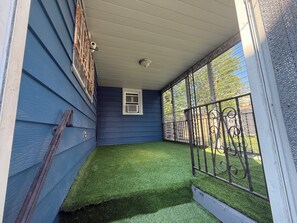 Property grounds - Elegant 2-Bedroom Retreat & Modern Comfort & Prime Location. (Newark)