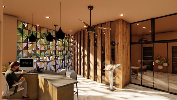 Ein moderner Empfangsbereich mit einer Wand im geometrischen Muster, Holzvertäfelung und einer Rezeption.