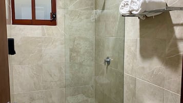 Deluxe Room | Bathroom | Shower, free toiletries, hair dryer, towels