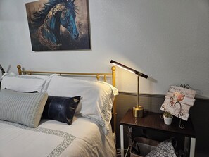 Escritorio, tabla de planchar con plancha, wifi gratis y ropa de cama 