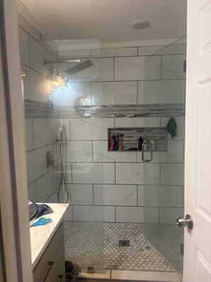 Dusche, Handtücher, Seife, Toilettenpapier