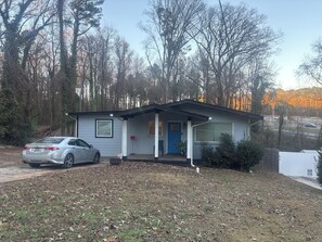 Exterior - Charming 4-bedroom house with AC in vibrant Atlanta 5 mins from the airport (Atlanta)