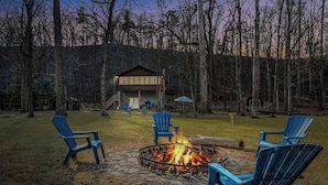 Property grounds - Khan River Cabin - Riverfront | Wifi | Firepit | Wood Stove | Screen Porch (Great Cacapon)