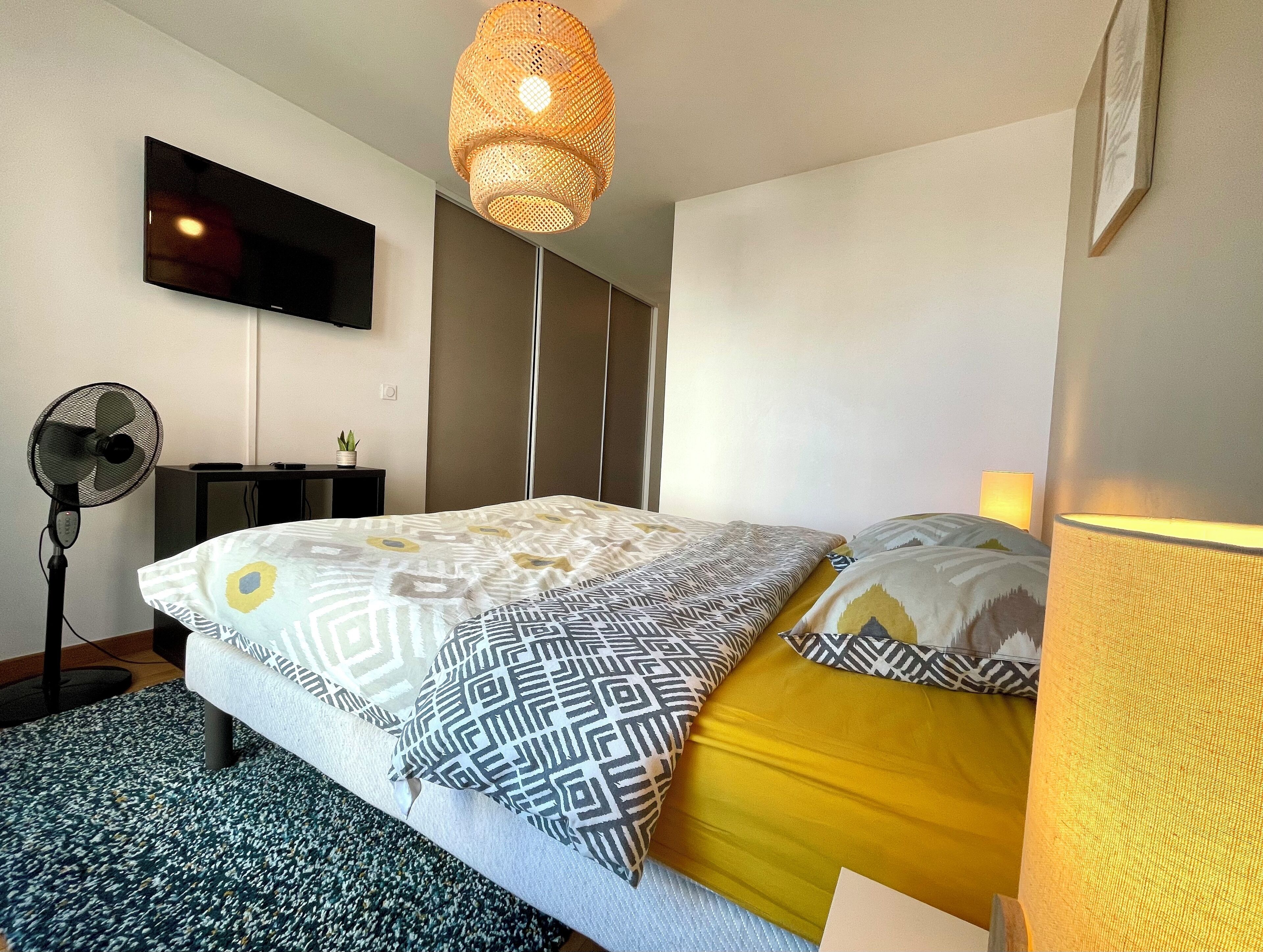 Een strijkplank/strijkijzer, internet, beddengoed