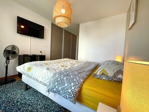 Iron/ironing board, internet, bed sheets - Spacious new apartment with view of Fourvière (Lyon)