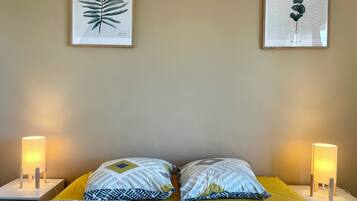 Een strijkplank/strijkijzer, internet, beddengoed