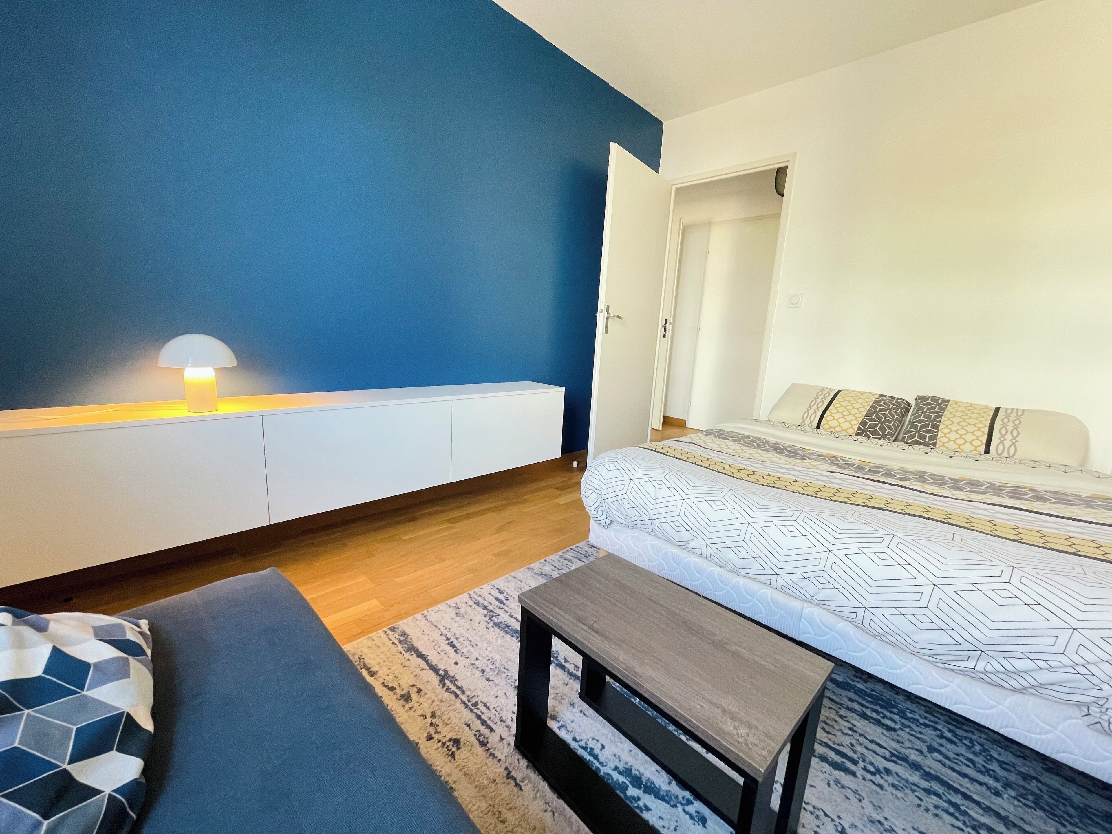 Iron/ironing board, Internet, bed sheets