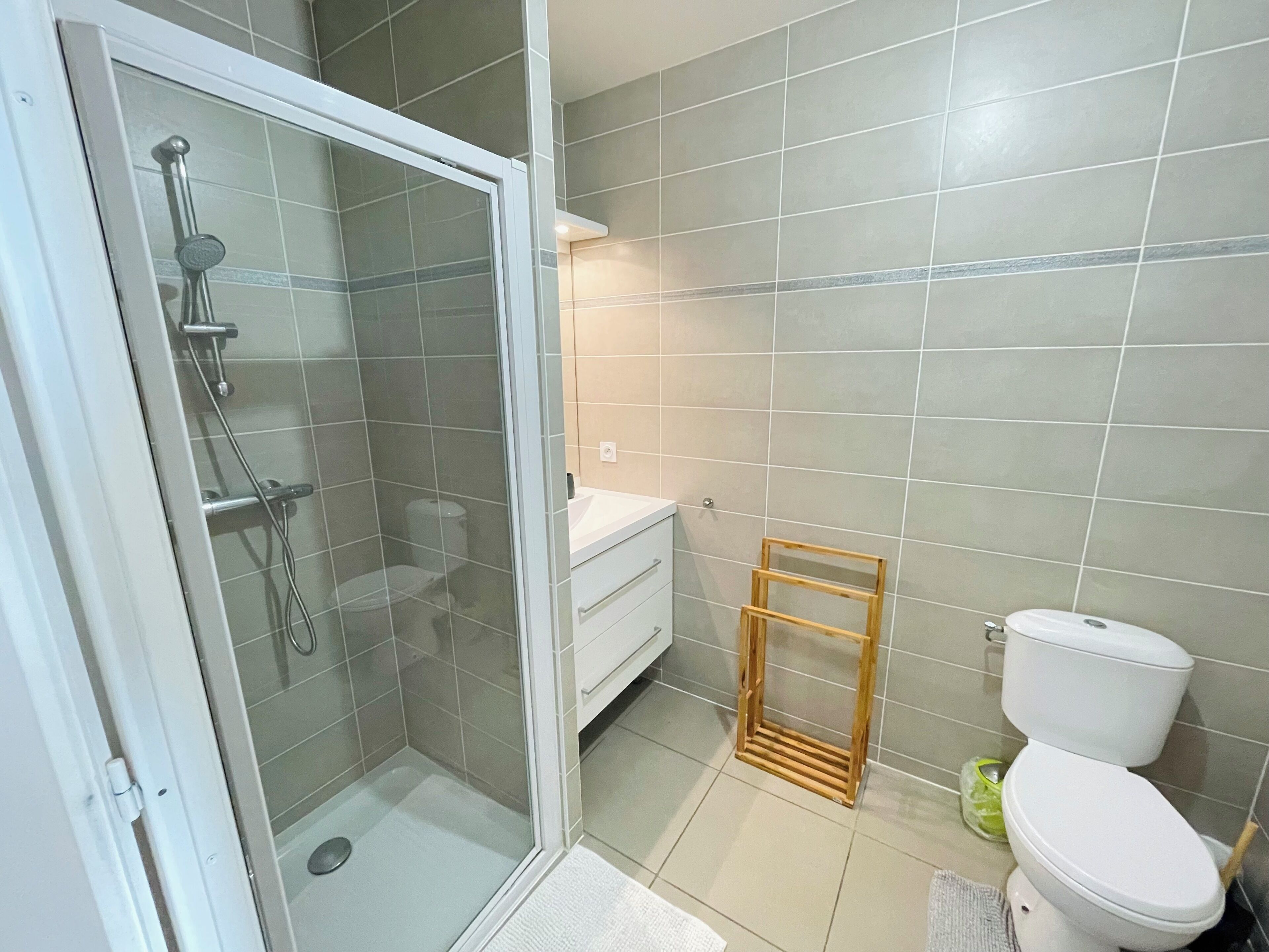 Doccia, asciugacapelli, asciugamani, sapone