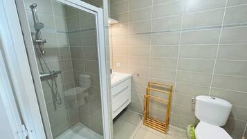 Doccia, asciugacapelli, asciugamani, sapone