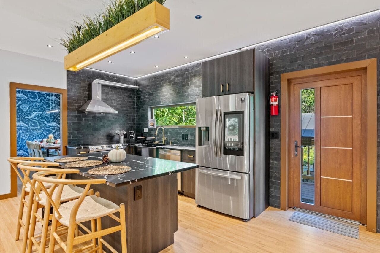 Kjøleskap, mikrobølgeovn, ovn og kokeplater