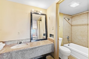 Quarto, 2 camas Queen, para não fumantes | Banheiro | Produtos de toalete grátis, secador de cabelo, toalhas de banho 