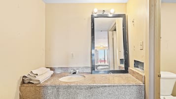 Huone, 2 keskisuurta parisänkyä, tupakointi kielletty | Kylpyhuone | Ilmaiset hygieniatuotteet, hiustenkuivaaja, pyyhkeet