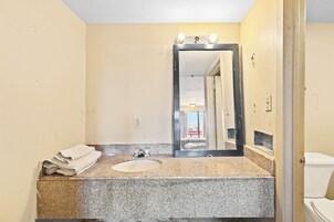 Quarto, 2 camas Queen, para não fumantes | Banheiro | Produtos de toalete grátis, secador de cabelo, toalhas de banho 