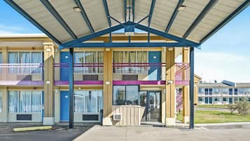 Vista frontal de la propiedad