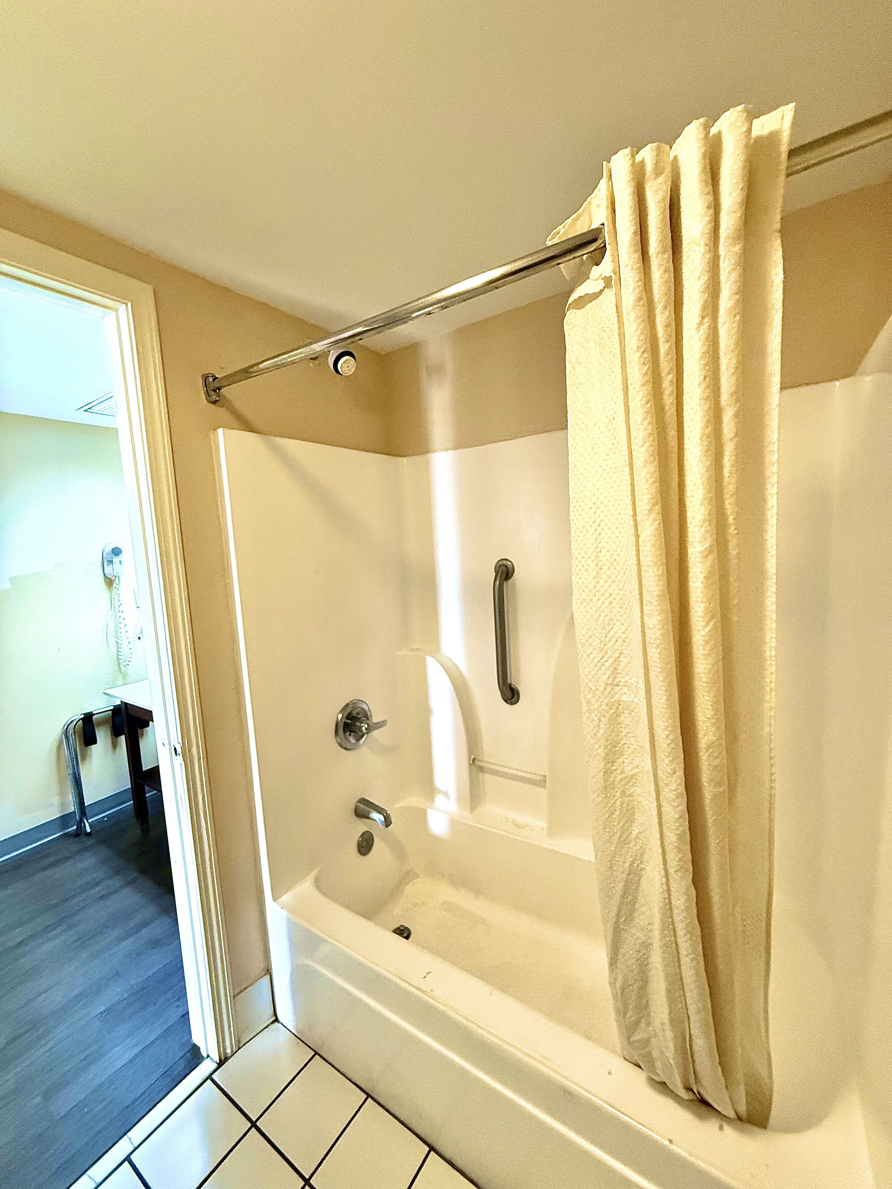 Toalettartikler (inkludert), hårføner og håndklær