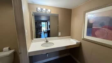 Artículos de higiene personal gratuitos, secador de pelo y toallas