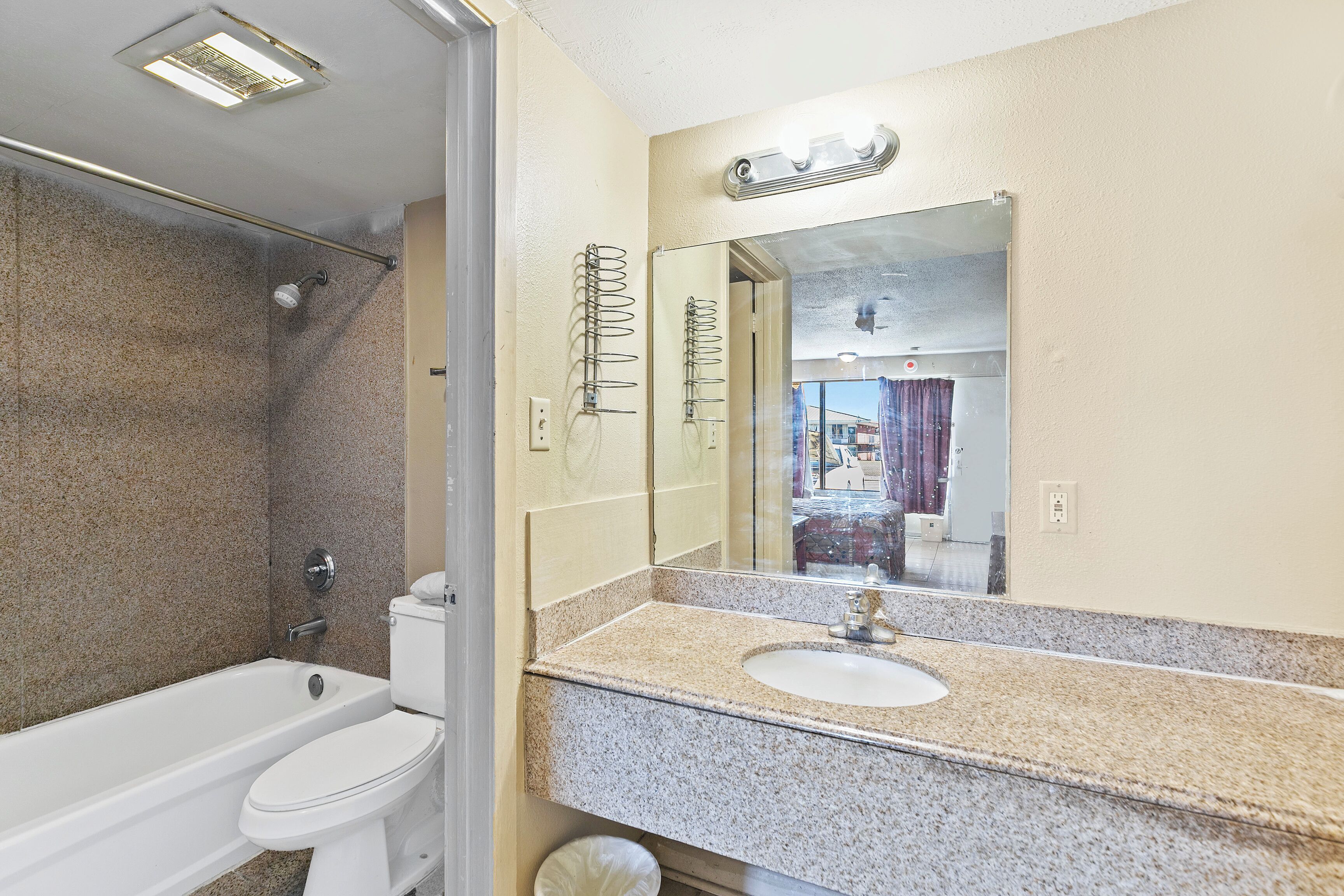 Room, 1 King Bed, Non Smoking | Bathroom | Free toiletries, hair dryer, towels