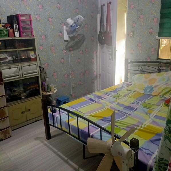 2 bedrooms, iron/ironing board, internet