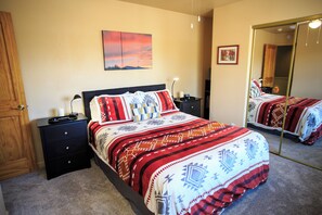 Fer et planche à repasser, lit parapluie, Wi-Fi gratuit, draps fournis